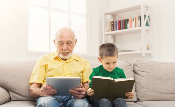 senioren die thuis digitale tablet gebruiken - Foto, afbeelding
