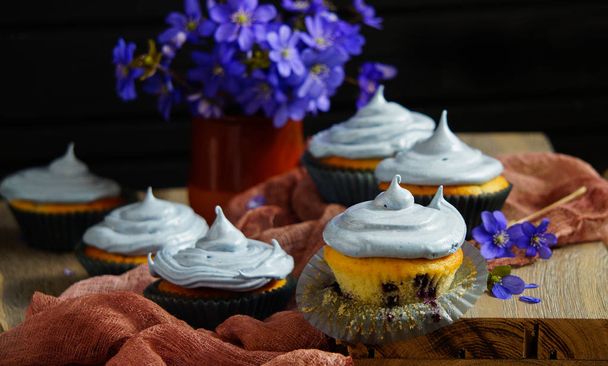 ブルーベリーとイースター花のカップケーキ - 写真・画像