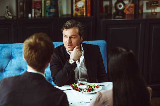Businesspeople having business lunch - Foto, Bild