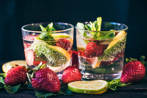 Homemade lemonade with strawberries and mint - Foto, afbeelding