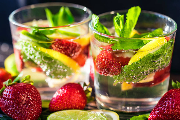limonade maison aux fraises et menthe
 - Photo, image