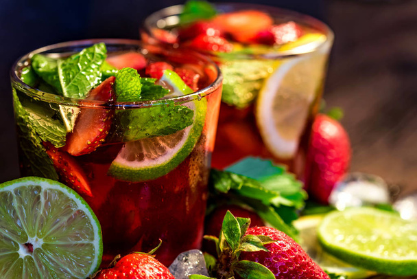 zelfgemaakte limonade met aardbeien en munt - Foto, afbeelding