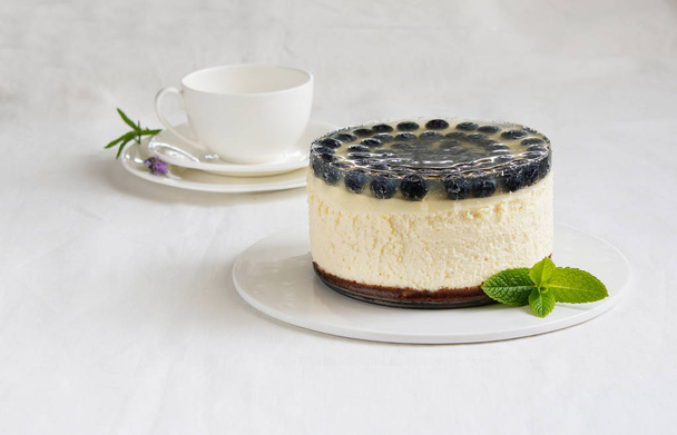 cheesecake with blueberry and lemon jelly - Foto, Imagen