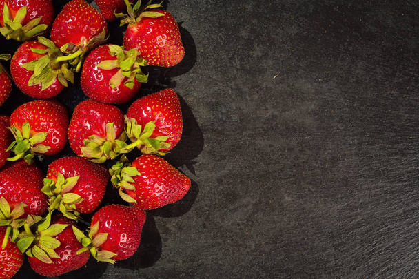 φράουλες σε πέτρινο φόντο, νόστιμα πρώτης κατηγορίας βιολογικά φρούτα ως έννοια καλοκαίρι βιταμινών - Φωτογραφία, εικόνα