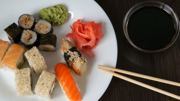 Bir büyük beyaz yemek suşi, çeşitli ulusal Japon mutfağından rulo - Video, Çekim