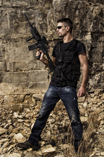 fenyegető ember, egy géppuskával - Fotó, kép
