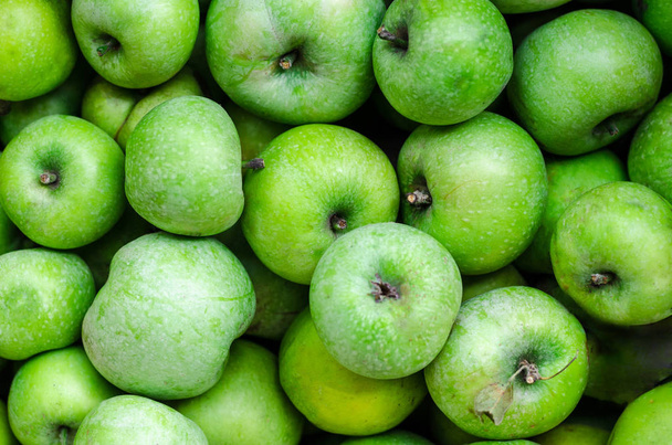 πολλά πράσινα μήλα για το σύνολο καρέ - Φωτογραφία, εικόνα