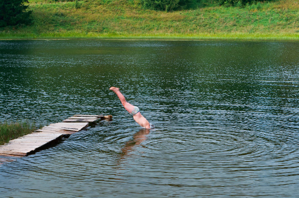 Прыгать в воду, нырять с причала головой вниз
 - Фото, изображение