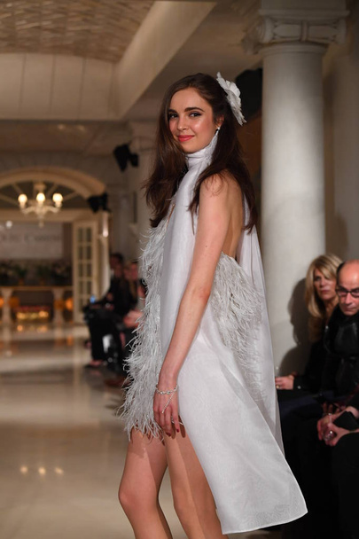 NEW YORK, NY - APRIL 12: A model walks the runway during the Oleg Cassini Spring 2019  Bridal fashion show on April 12, 2018 in New York City.  - Foto, afbeelding