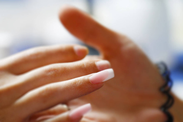 Nail manicure in uitvoering - Foto, afbeelding