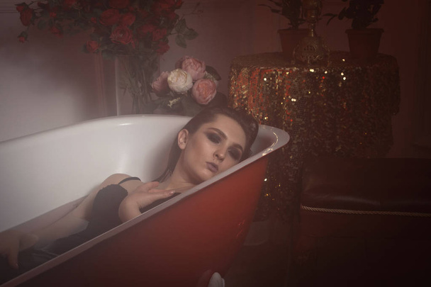 Mooie sexy vrouw in een rood badkamer - Foto, afbeelding
