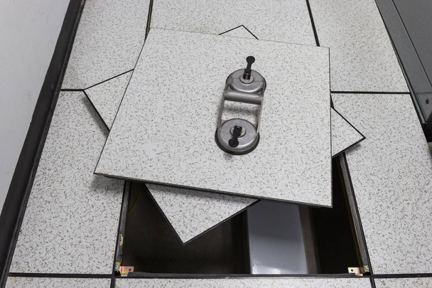 Sollevatore di aspirazione - Piattaforma per utensili - Il pavimento aperto nel sollevatore di piastrelle del pavimento rialzato della sala server
 - Foto, immagini