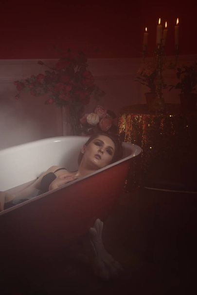Bella donna sexy in un bagno rosso
 - Foto, immagini