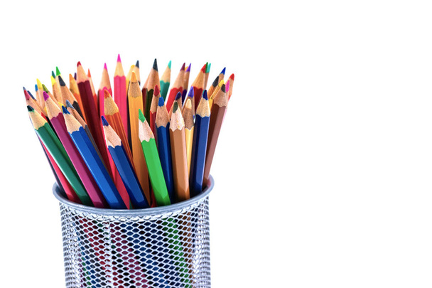 Varios lápices de colores en una taza aislada en el fondo blanco, espacio de copia
. - Foto, imagen