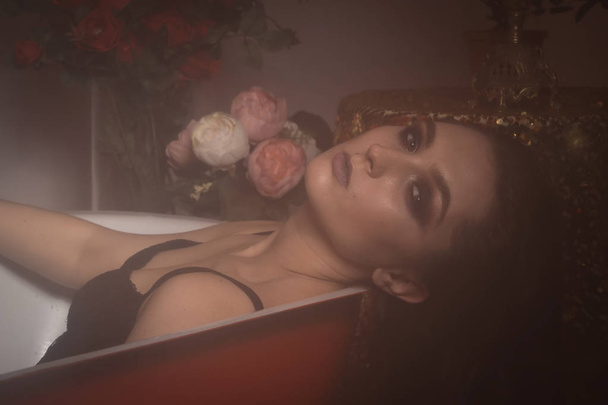 Красивая сексуальная женщина в красной ванной
 - Фото, изображение