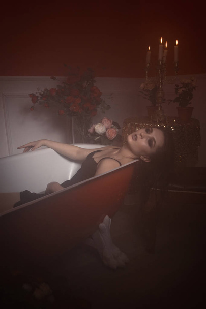 Όμορφη σέξι γυναίκα σε ένα κόκκινο μπάνιο - Φωτογραφία, εικόνα