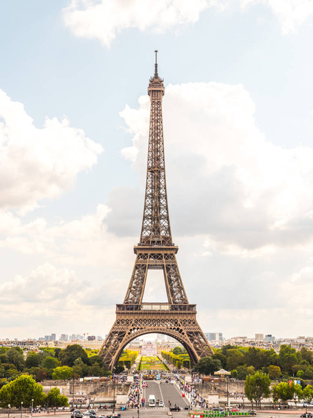 Париж, Франція - 2 вересня 2017: Ейфелева вежа спочатку покликана бути тимчасова будівля зараз вітає майже 7 мільйонів відвідувачів на рік, що робить її найбільш відвідуваним пам'ятник у світі. - Фото, зображення