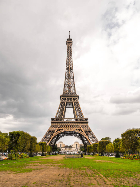 Paris, França - 2 de setembro de 2017: A Torre Eiffel originalmente destinada a ser uma estrutura temporária recebe agora quase 7 milhões de visitantes por ano, tornando-se o monumento mais visitado do mundo
. - Foto, Imagem