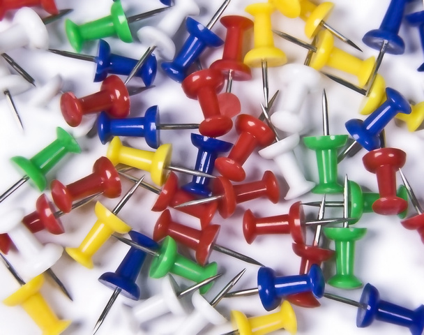 kleurrijke push pins - Foto, afbeelding
