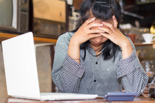   Geschäftsfrau müde von der Arbeit und Kopfschmerzen im Café - Foto, Bild