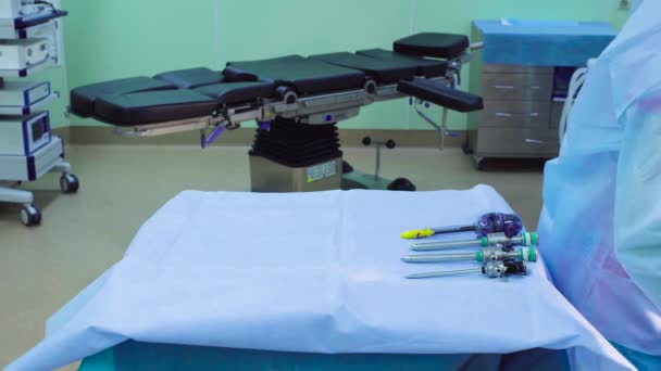 eine Krankenschwester legt ein medizinisches Instrument auf den Tisch - Filmmaterial, Video