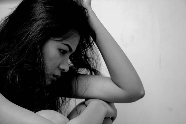 Traurige Frau in Schwarz-Weiß - Foto, Bild