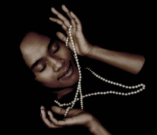 Young Woman With Pearls - Foto, imagen