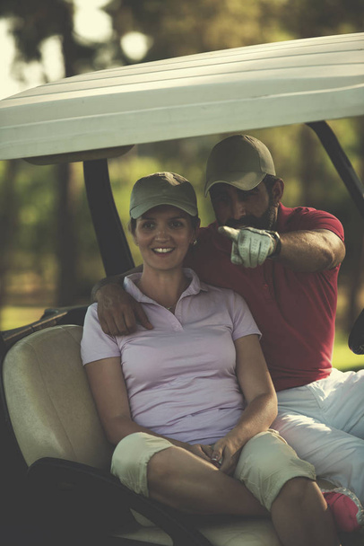 couple in buggy cart on golf course - Foto, Imagem