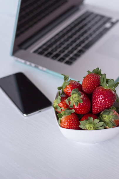 Laptop and strawberries on white background - Foto, Imagem
