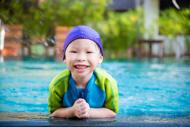девушка в купальнике улыбается в бассейне
 - Фото, изображение