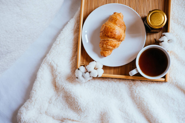 koffie en croissants op bed - Foto, afbeelding