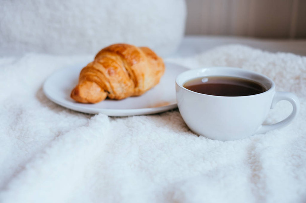 Кофе и круассан в постели
 - Фото, изображение