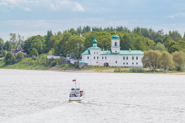 Alus menee Mirozhin kirkastusluostariin Pskoon.
 - Valokuva, kuva