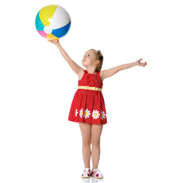 Little girl is playing with a ball - Фото, зображення