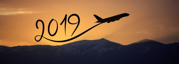 Nový rok 2019 létající letadlo ve vzduchu při východu slunce, banner - Fotografie, Obrázek