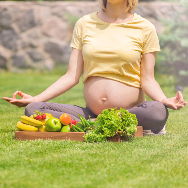 Pregnant woman practicing meditation and relaxation in nature - Zdjęcie, obraz