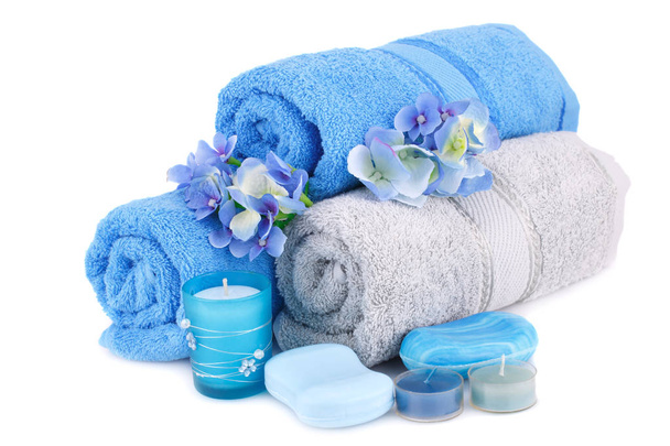 Κέντρο ευεξίας και σπα σετ με πετσέτες, κεριά, λουλούδια και διάφορα σαπούνια που απομονώνονται σε λευκό φόντο. - Φωτογραφία, εικόνα