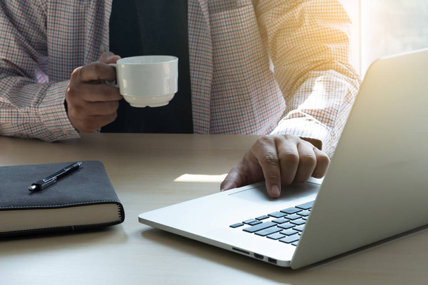 homem trabalhando computador mesa mão tocando laptop estratégia de negócios
 - Foto, Imagem