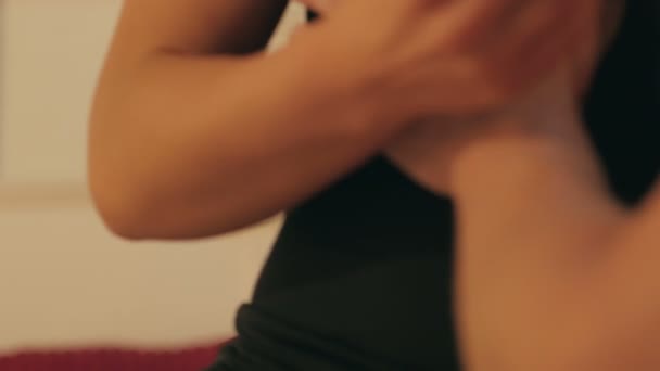 Młoda kobieta zabawia jej mężczyzna z sex zabawki - Materiał filmowy, wideo