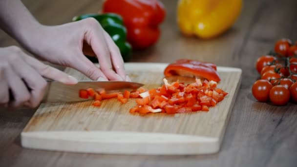 Κόψτε κόκκινες πιπεριές παρασκευασμένα τρόφιμα. - Πλάνα, βίντεο