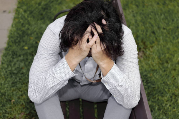 Вид зверху сумно плутати молоді азіатські бізнес людина почуття стресу або вичерпані на лавці - Фото, зображення