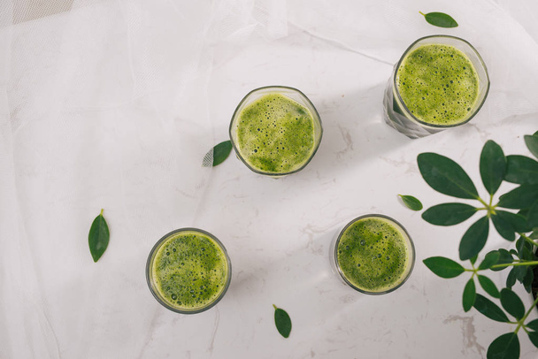 Terve vihreä smoothie. Luonnollinen, orgaaninen terveellinen mehu pullossa laihtuminen ruokavalio
 - Valokuva, kuva