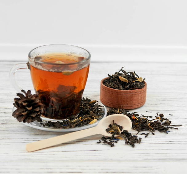 Csésze tea tea levelek scatered.  - Fotó, kép