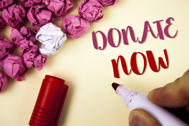 Het schrijven van nota tonen nu doneren. Zakelijke foto presentatie geven iets aan liefdadigheid worden een orgaandonor Help anderen. Concept voor informatie - Foto, afbeelding