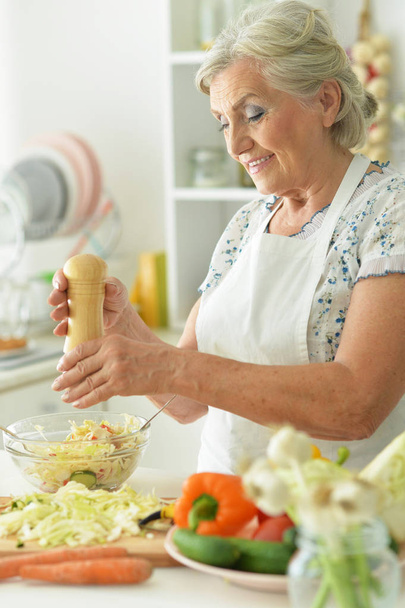 Grandmother cook in the kitchen - Foto, Imagen