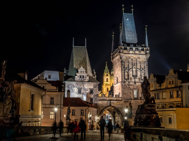 Karelsbrug 's nachts, Praag - Foto, afbeelding