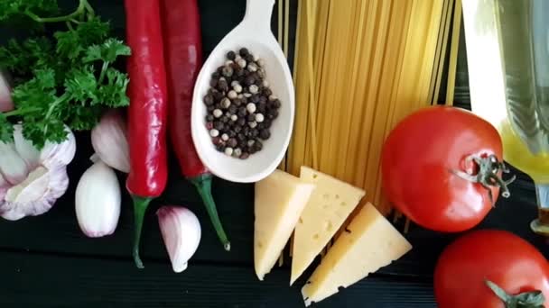 スパゲティ、チーズ、赤唐辛子、ニンニクのスローモーション撮影 - 映像、動画