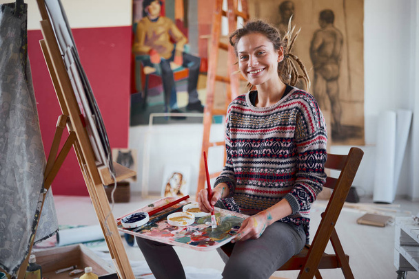 Kobieta artysta malarstwo na płótnie w jej atelier - Zdjęcie, obraz