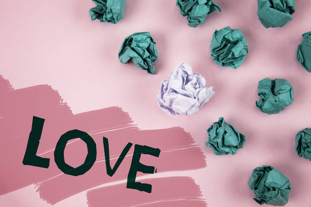 手書き文字の愛。概念の意味の激しい感情の深い愛情ロマンチックな性的な添付ファイル関係ピンク塗装に書かれて横にくしゃくしゃにした紙のボールをバック グラウンドします。. - 写真・画像