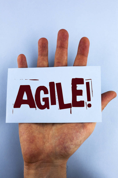 Текст для написания слов Agile Motivational Call. Бизнес-концепция Development - стремление к технологическому прогрессу, написанное на бумаге Sticky Note Paper, помещенной на обычном фоне
. - Фото, изображение